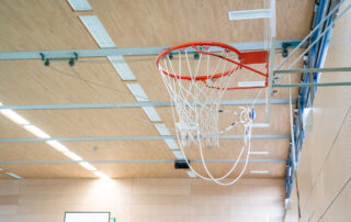 Basketballkorb von unten in der Sporthalle