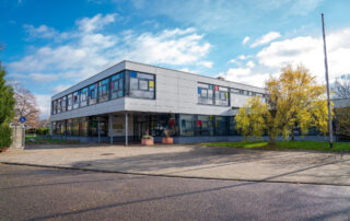 Blick auf das Schulgebäude an der Ecke zum Haupteingang