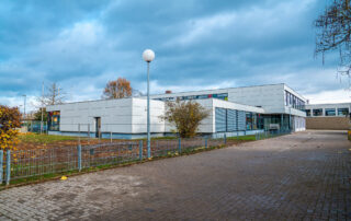 Blick auf das komplette Schulgebäude von der Seite