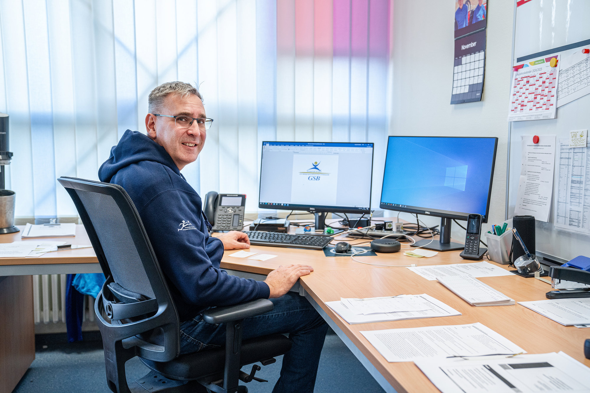 Rektor Himmelsbach im Buero an Schreibtisch mit Computer